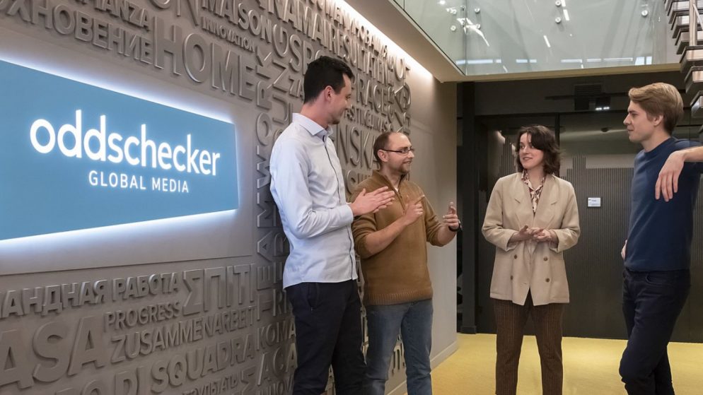 Flutter нанимает Моэлиса и исследует продажу Oddschecker